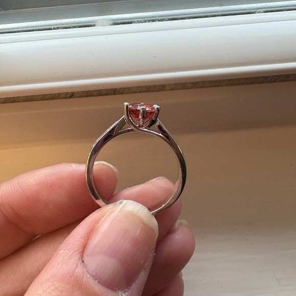 NWT Elegant Silver and Red Moissanite Gemstone Ring - Picture 4 of 7